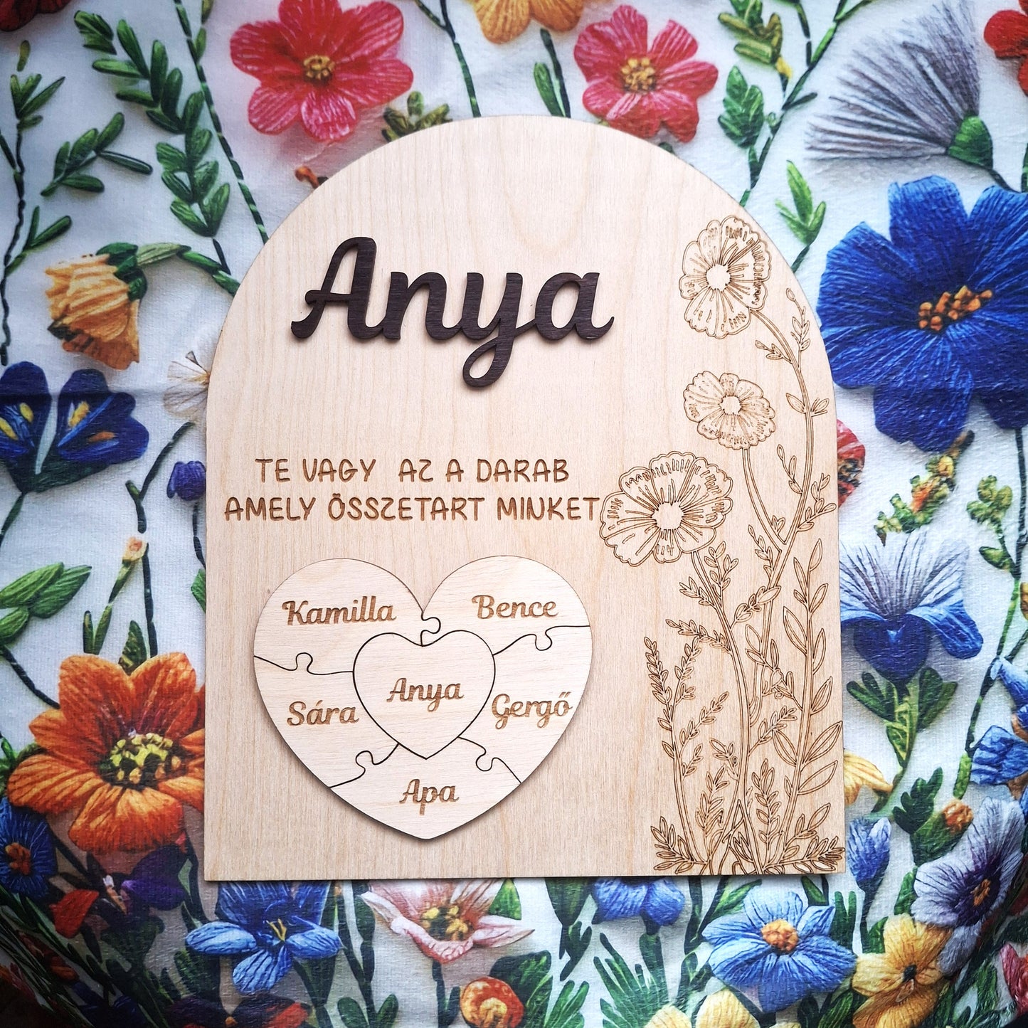 Egyedi fa tábla anyák napjára – Te vagy az a darab, amely összetart minket