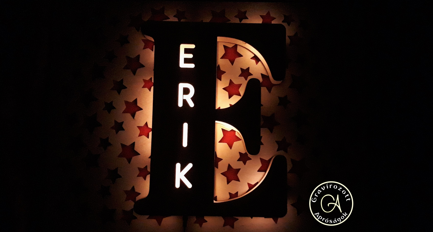 Világító betű névvel, éjjeli fény